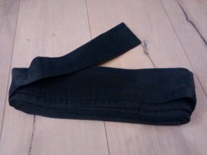 Un obi classique, noir.