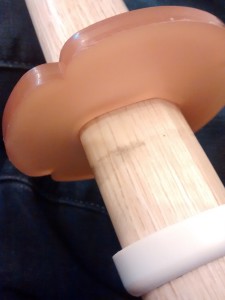 Un anneau en plastique souple va retenir la tsuba par le bas et l'empêcher de tomber.