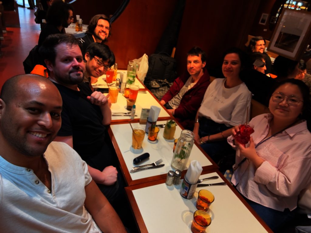 Restaurant collectif en fin d'après-midi pour fêter l'évènement.