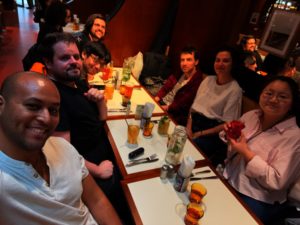 Restaurant collectif en fin d'après-midi pour fêter l'évènement.